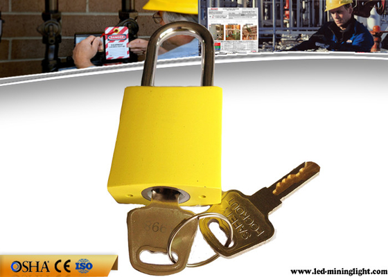 Cadeado de alumínio amarelo do fechamento da segurança da chave diferente com chave de bronze