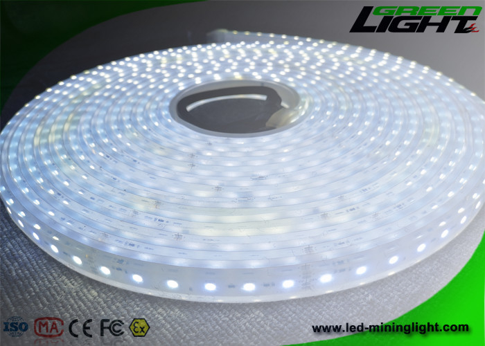 Tensão do material de Sillicone do lúmen das luzes de tira do diodo emissor de luz de Cree Chip/controle altos flexíveis do Temp